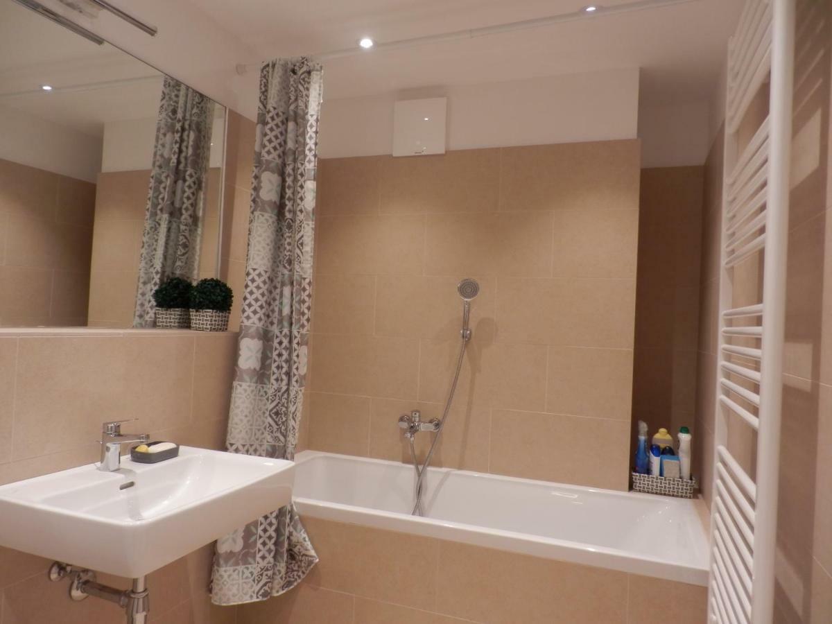 Spacious, Modern 1-Bdrm Apt Near Vic & Austria Ctr Leilighet Wien Eksteriør bilde