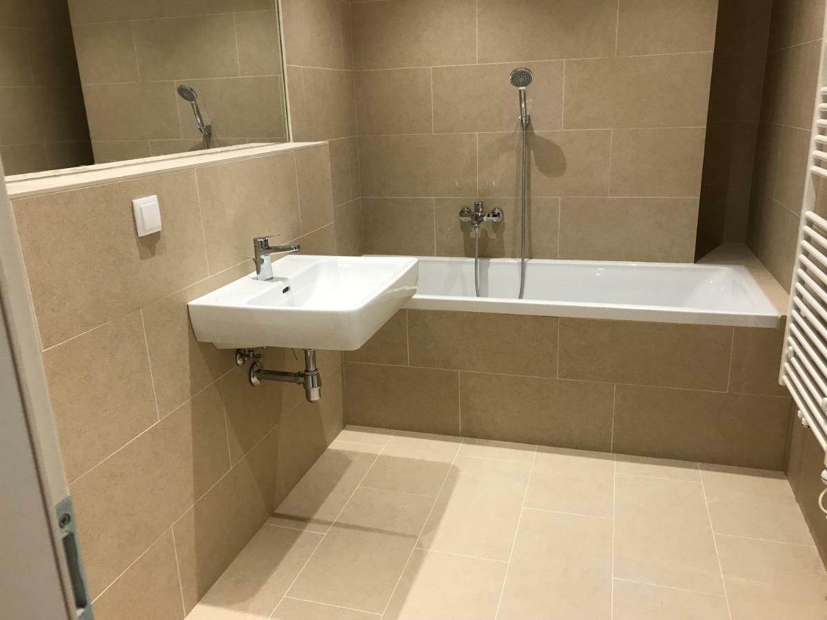 Spacious, Modern 1-Bdrm Apt Near Vic & Austria Ctr Leilighet Wien Eksteriør bilde