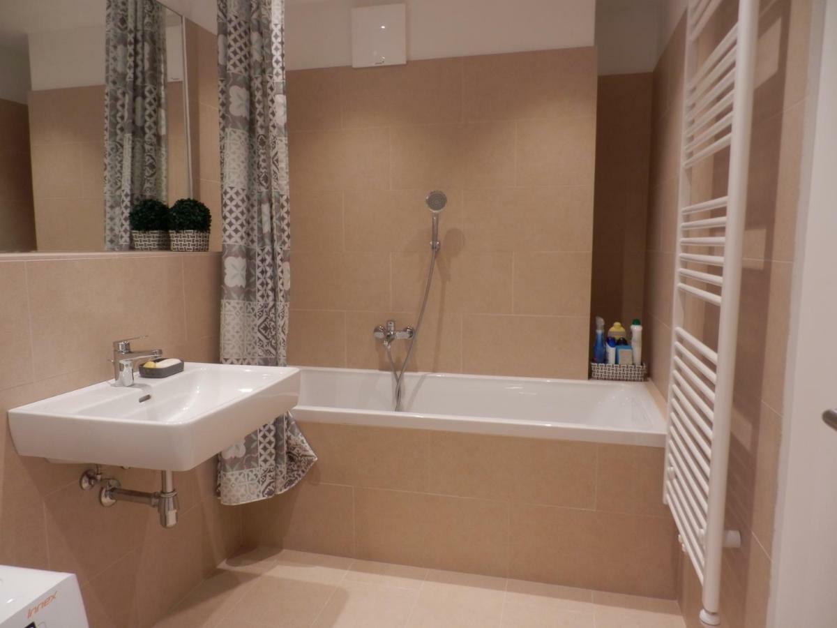 Spacious, Modern 1-Bdrm Apt Near Vic & Austria Ctr Leilighet Wien Eksteriør bilde