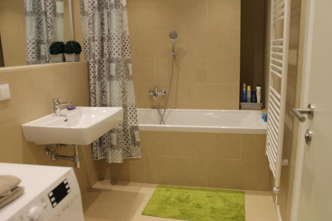 Spacious, Modern 1-Bdrm Apt Near Vic & Austria Ctr Leilighet Wien Eksteriør bilde